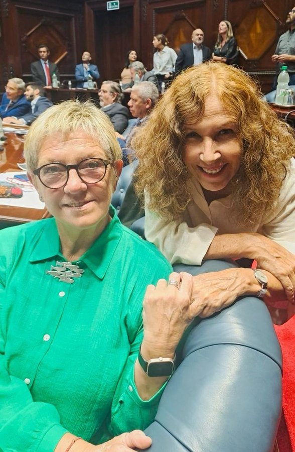 protec2's tweet image. Qué se puede esperar de un senado con estas dos desequilibradas sin votos ? #Jastach  Compren pop. 🍿🍿🍿