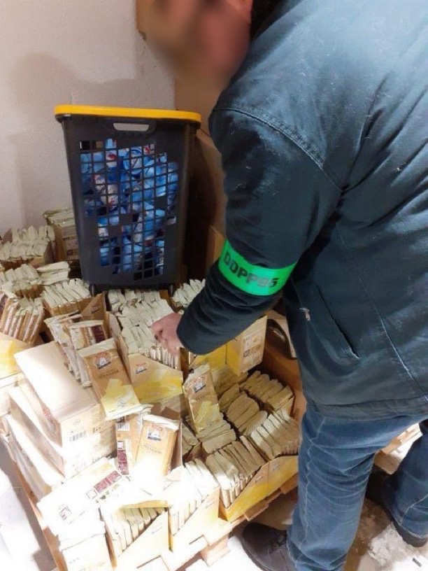 CerfiaFR's tweet image. 🇫🇷 INSOLITE | 197 kg de produits "El Mordjene" ont été saisis et détruits à l’établissement "Val Destock" d’Argenteuil. La raison : ces productions sont interdits à l’importation en France et ont une fabrication non agréée.