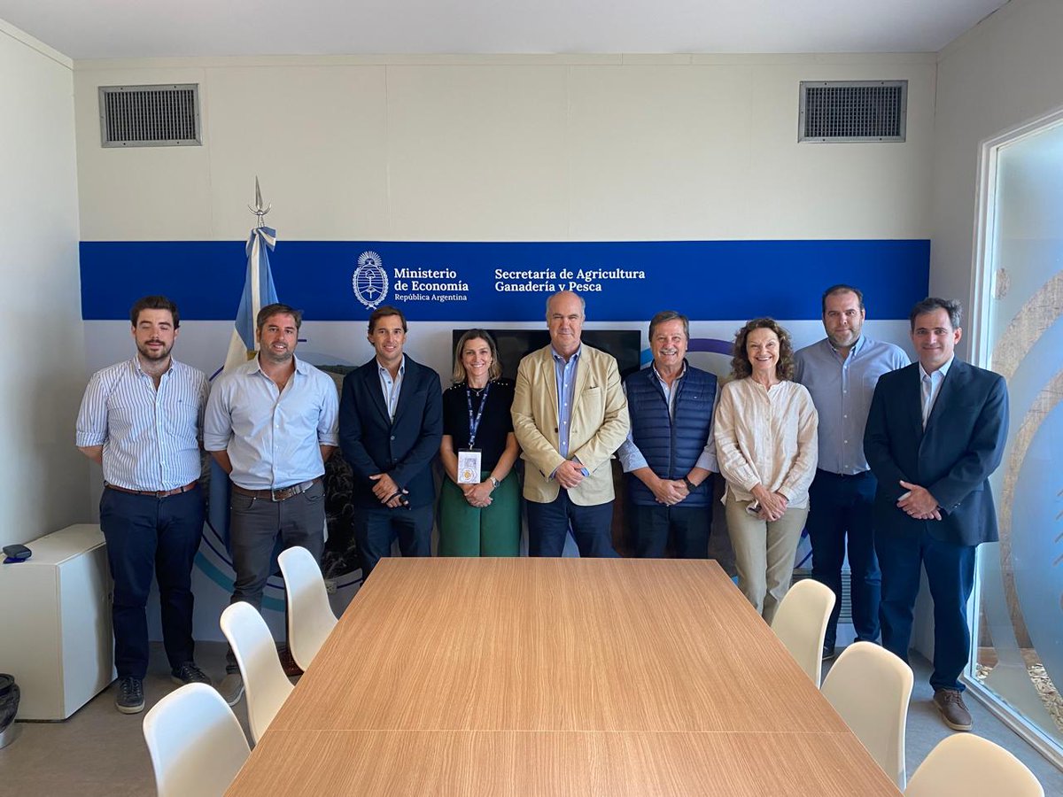 Representantes del Consejo Foresto Industrial Argentino - <a href="/Confiar_org/">Confiar_org</a> , sostuvieron un encuentro en <a href="/Expoagrocom/">Expoagro</a>  con el subsecretario de Producción Agropecuaria y Forestal, Ing. Manuel Chiappe; y la directora nacional de Desarrollo Foresto Industrial, Sabina Vetter.