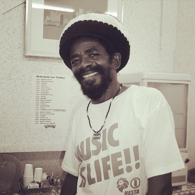 El artista de reggae Calvin 'Cocoa Tea' Scott murió la madrugada de este martes en un Hospital de Florida a los 65 años de edad después de luchar contra un linfoma que le diagnosticaron en 2019 y una neumonía.