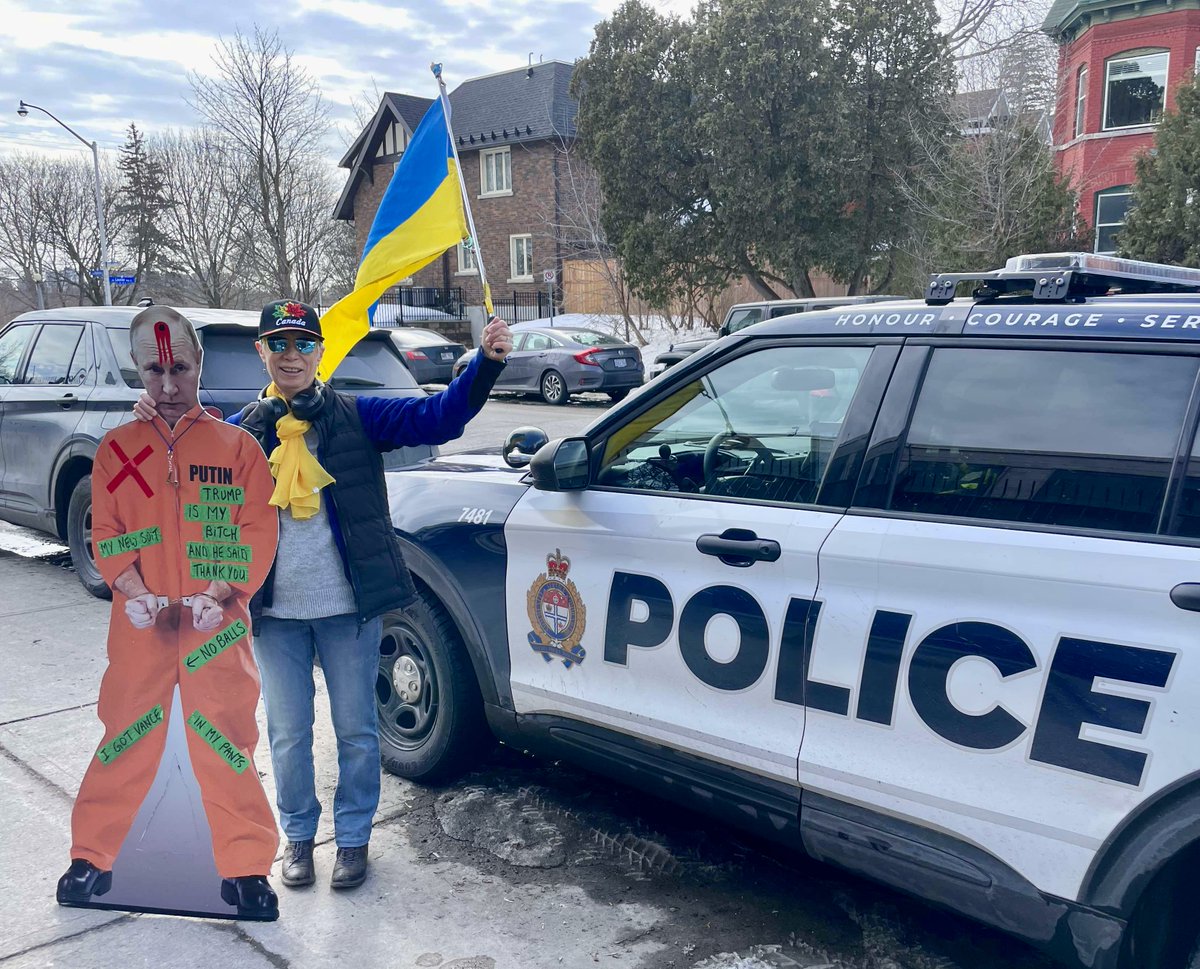 drkatems's tweet image. The russians called the police, they objected to us throwing snowballs against cardboard #Putin ❄️💪😆
 #SpingBreak at the ru embassy