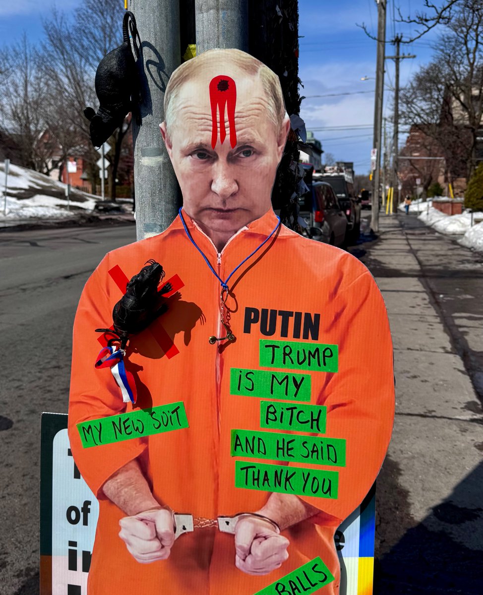 drkatems's tweet image. The russians called the police, they objected to us throwing snowballs against cardboard #Putin ❄️💪😆
 #SpingBreak at the ru embassy