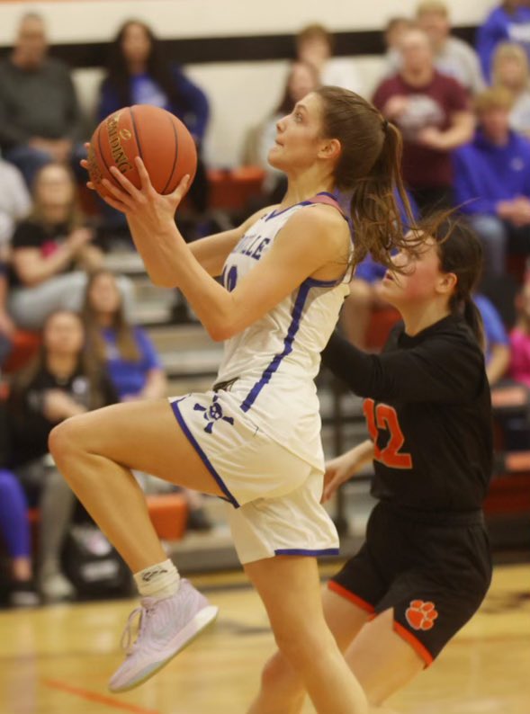 Bella Imhoff into elite 8. 19 tonight 38 in district title game she’s hooping