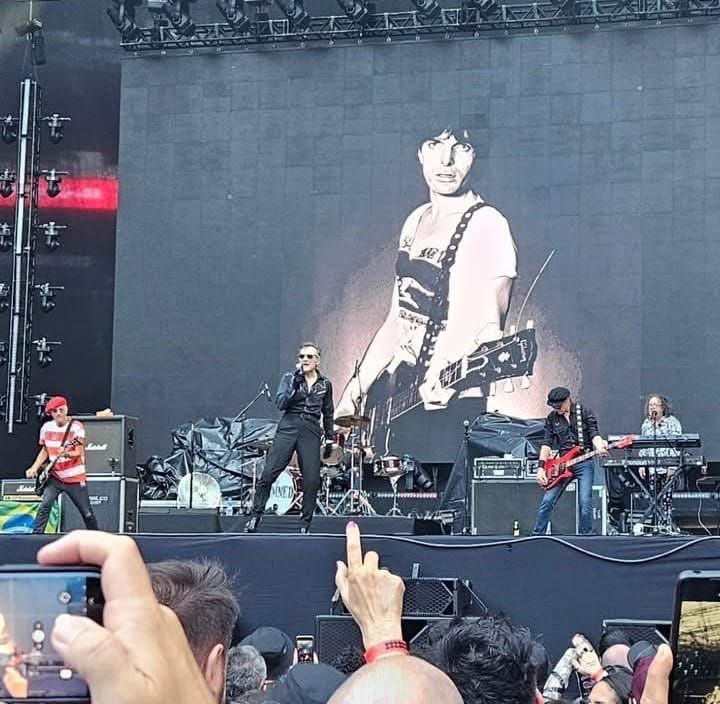 hide49624814's tweet image. ダムドの最新のショーの風景。
New Roseのイントロで映し出されたようです。

 #brianjames