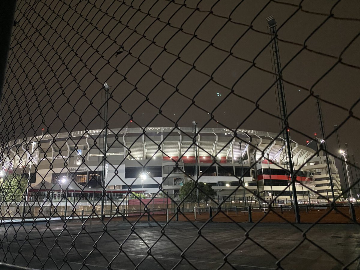 Noche de lluvia, asado en quinchos externos y el disfrute visual de lo hermosa que está nuestra casa con toda su infraestructura aledaña🤙