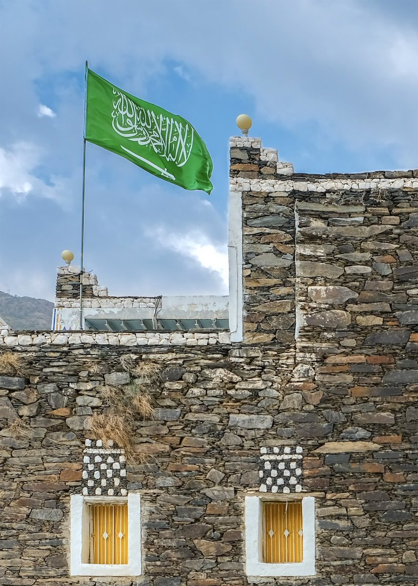 بمناسبة #يوم_العلم_السعودي اشارك هذه الصورة من جولة تصويري في القرية التراثية ب #رجال_ألمع