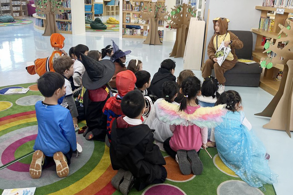 BSB_Shunyi's tweet image. Students enjoyed hearing from a variety of guest readers and teachers. Reading Buddies from both secondary and primary students shared their love for books including reading to German primary students, and Korean Year 2 students.
#BSBShunyi #NordAngliaEducation #BookWeek