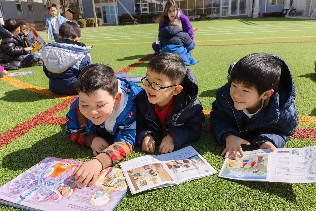 BSB_Shunyi's tweet image. Students enjoyed hearing from a variety of guest readers and teachers. Reading Buddies from both secondary and primary students shared their love for books including reading to German primary students, and Korean Year 2 students.
#BSBShunyi #NordAngliaEducation #BookWeek
