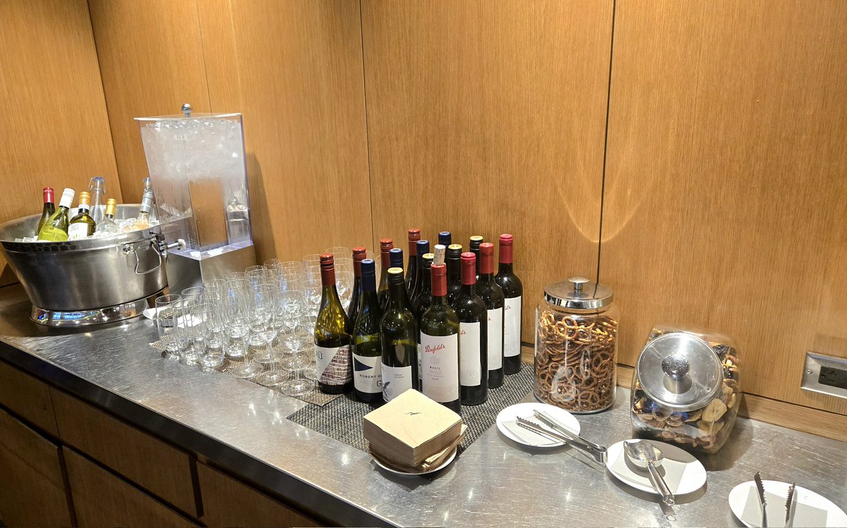 patstravelrevu's tweet image. @Qantas #FirstClassLounge @flyLAXairport Restaurant Service :) patstravelreviews.com #airportlounge #AirportClub #airlinelounge #travel #luxurytravel #aviation #avgeek #FirstClass #airport #Qantas #BritishAirways #Oneworld #LAX #LAXAirport #LosAngeles #patstravelreviews