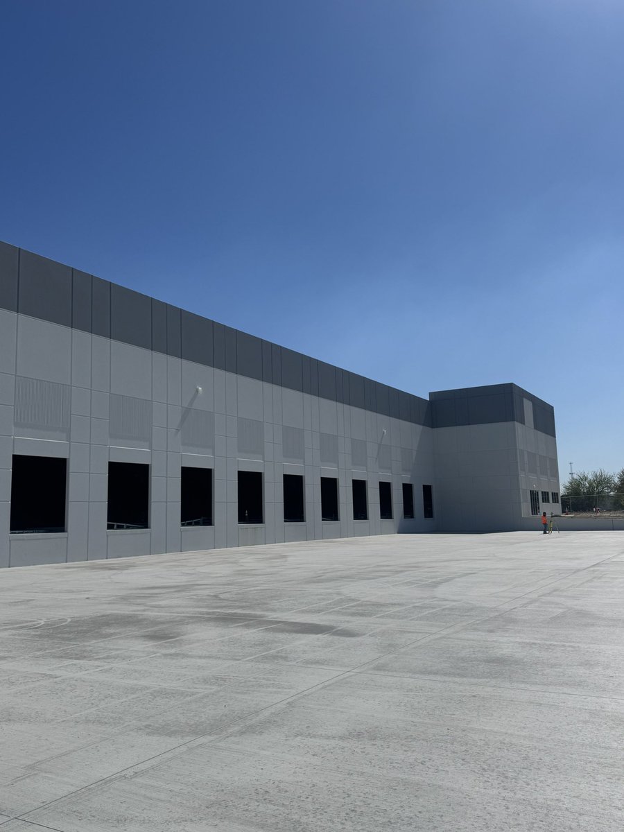 Toured some class A industrial today and got to learn about the going vertical process. 

The small but important details of  Good Dirt, Insulation, Amperage, Concrete and water tables… the list goes on!

What do you think this would lease for? 

#retwit #jacksonville