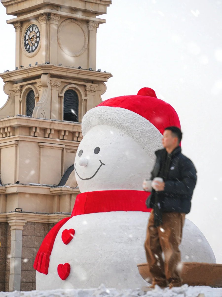 HaoFan46300's tweet image. Harbin in winter is truly beautiful‼️ The light blue giant ice blocks and the stunning Ice and Snow World. #Harbin #WinterBeauty #IceBlocks #StunningScenery #IceAndSnowWorld