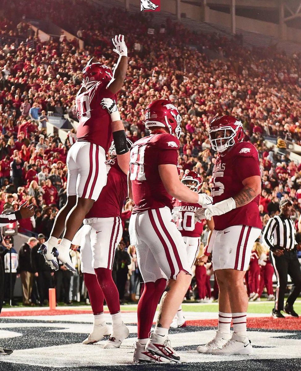 JeremiahD2027's tweet image. #WooPig 🐗 #1 Rb/Wr in Ar will be visiting The Hill. Razorback nation make some noise  🔛🔝.

  @JuJuSports1 @NIckPerry_27 @ballhogkolby @samspiegs @FishbackMiles @ArRecruitingGuy @DanFair88 @DannyWest247 @ARPrepSports @PrepRedzoneAR @LanceClark3 @On3Keith @CoachLukeSexton