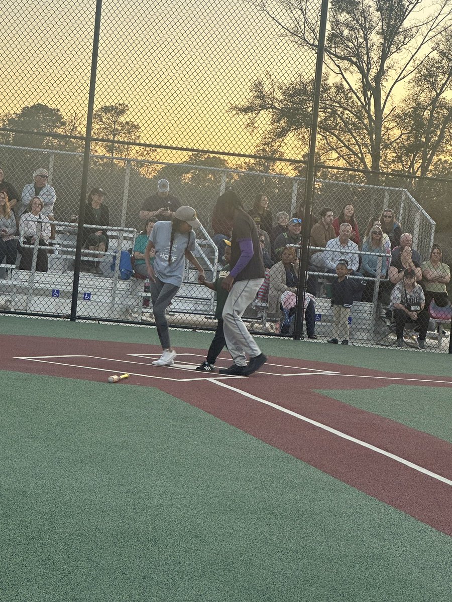 Leopards bringing high fives and big smiles at Opening Day for the Miracle League. <a href="/principalwoods/">Jerome Woods</a> <a href="/SUQB12/">Ramon Nelson</a> <a href="/CoachGTolbert/">Coach GT</a> 
fox10tv.com/2025/03/11/mir…
