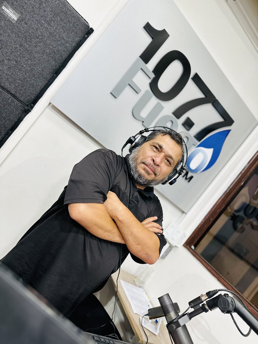 Sintoniza #ÉxitoTrasÉxito con Raúl Flores de lunes a viernes por Fuego 107.7 FM.🔥📻