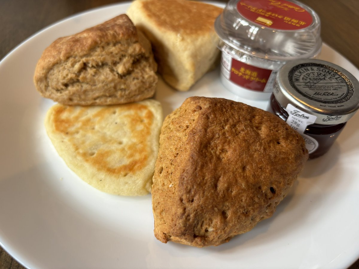 15日.16日はスコーンパーティです。今回は辰巳茶房のメニューのスコーンを食べて頂く会です。予約終了のため1個ずつのクロテットクリームの提供は難しいのですが、同じクリームをご提供できます。食べたい方は連絡ください。写真は昨年のアンダーグラウンドベーカリー様のスコーンパーティです。