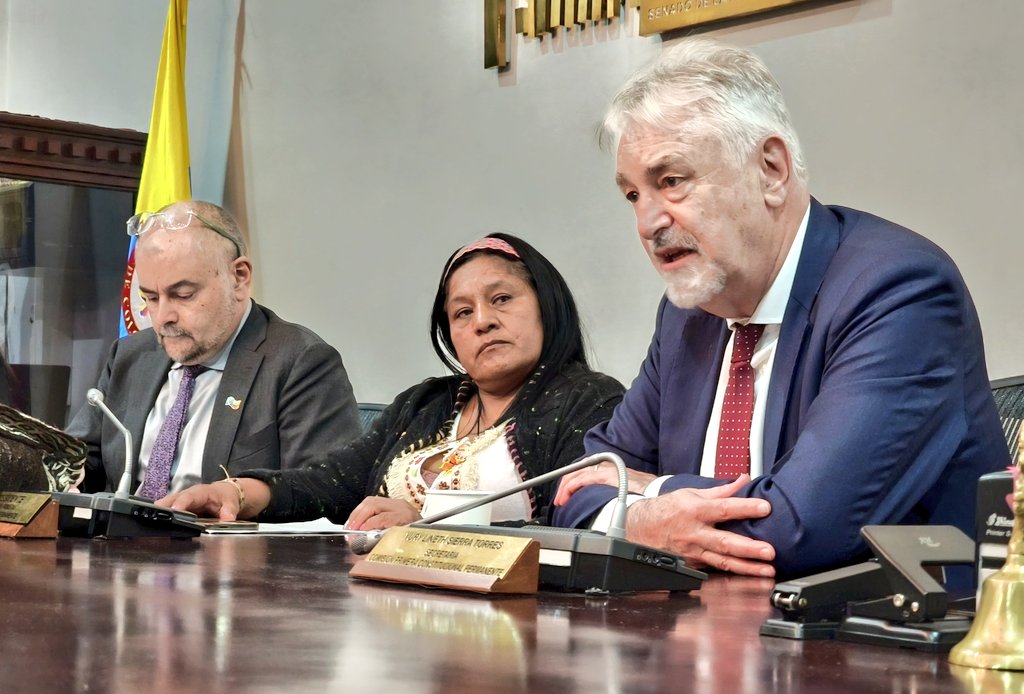 aida_quilcue's tweet photo. La mesa directiva de la Comisión Legal de Paz y Posconflicto del Senado se reunió de manera informal con Adrianus Koetsenruijter, enviado especial de la Unión Europea para la paz en Colombia; Gilles Bertrand, embajador de la Unión Europea en Colombia; y Nichola Lumsden, oficial política de la Unión Europea en Colombia, para revisar los avances en la implementación del acuerdo de paz y los retos para el cese de la violencia en los territorios. En este espacio, la Unión Europea y sus miembros ratificaron el acompañamiento y apoyo en la construcción de paz en Colombia.