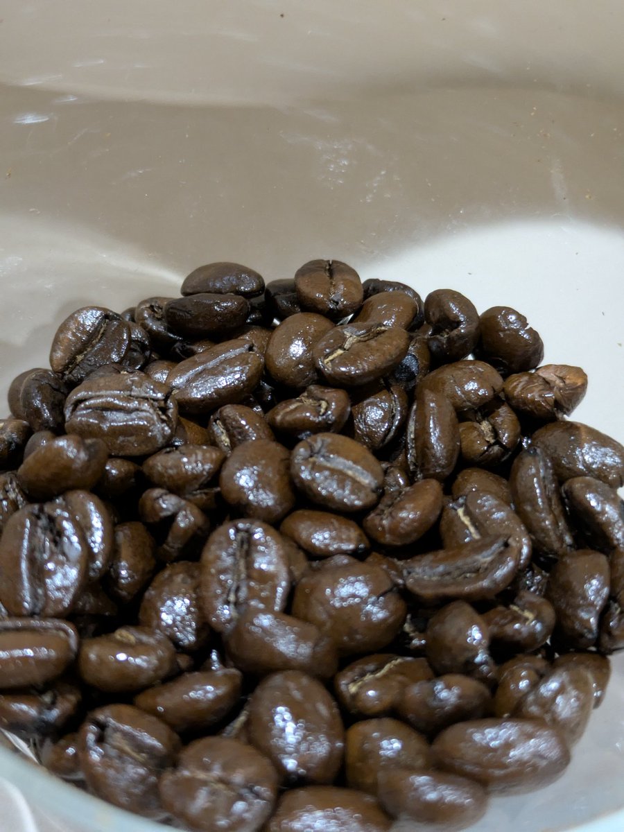 YonosukeCoffee's tweet photo. 久しぶりにケニヤ・キアンジル・ウォッシュドの深煎り（フルシティロースト）、深煎りの香薫がありながら、ケニヤらしさを失わない、ほんとキャラ���ターたつなあ
これから下り坂の天気、でも20℃近くまであがるそう、春ですねえｗ
#コーヒー豆 #焙煎 #鹿児島コーヒー #焙煎店 #コーヒー好き #日本百名 https://t.co/Ejs1DGZpwD