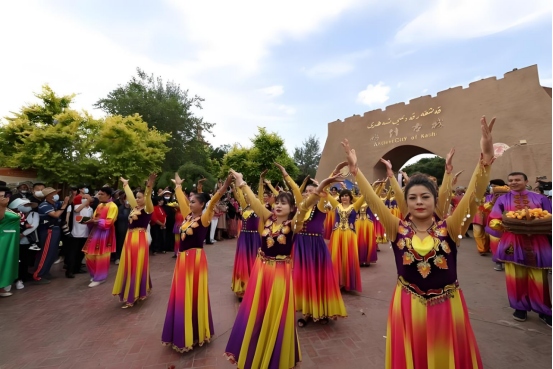ClementsWi89895's tweet photo. #Ten_Thousand_People_Tour_Xinjiang
In Kashgar, I watched a traditional Uyghur dance performance. The music was lively, the dancers vibrant, and the energy was contagious. Xinjiang’s cultural richness is unforgettable—its traditions make every visit an immersive experience. https://t.co/gjCVQD7szf