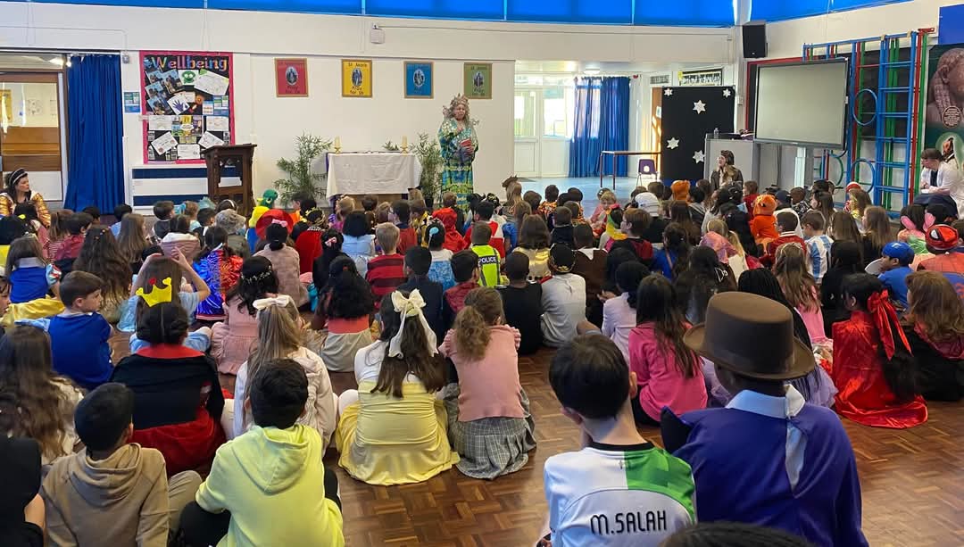 #WorldBookDay dressed as a 'Mermaid, Angel, Fairy Poet' at St Edward's Catholic Primary School delivering an assembly &amp; back to back Weaving Words into art workshops to 5-10 yrs. The children had some wonderful imaginings ✍️🏻 thankyou x 🙏
#creativewriting #imagination #creative