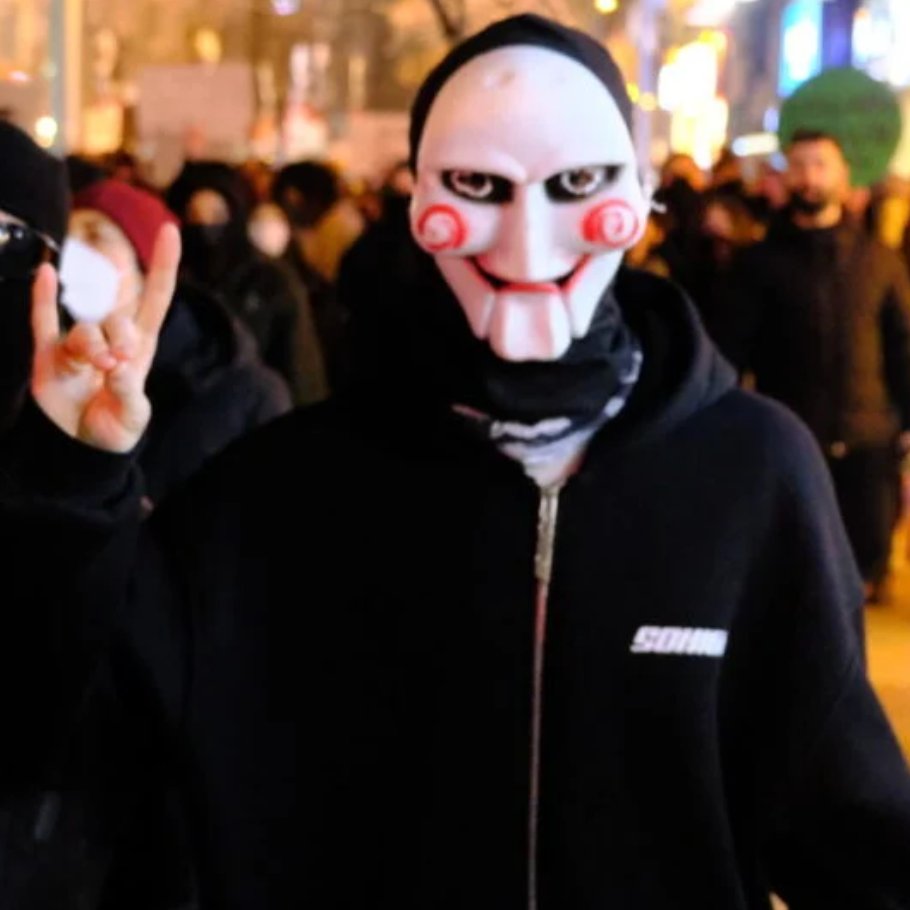 Ümit Özdağ'ın tutuklandığı gün, Zafer Partisi'nin bazı teşkilat gruplarında "Kimse sokağa çıkmasın, fişlenmeye gerek yok" mesajları paylaşıldı.

İmamoğlu'nun gözaltına alınmasıyla başlayan eylemlere de ilk iki gün çok temkinli yaklaştılar. ⤵️