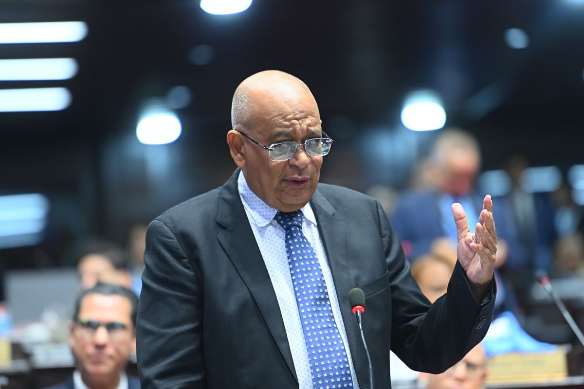 DiputadosRD's tweet photo. El diputado Miguel Espinal (@miguelespinalm), sostiene que de manera Constitucional el Congreso Nacional es quien tiene la responsabilidad de elegir los miembros de la Cámara de Cuentas. Afirma que el colega, Rogelio Genao, llevó de manera diáfana y con buen manejo todo el proceso de las entrevistas y elección de las ternas. 

Dice que hubo una selección por mérito de calificación, pero que luego hubo algunos malentendidos y el bloque de diputados de la Fuerza del Pueblo, no está de acuerdo con la elección completa que se ha presentado al pleno. #DiputadosRD