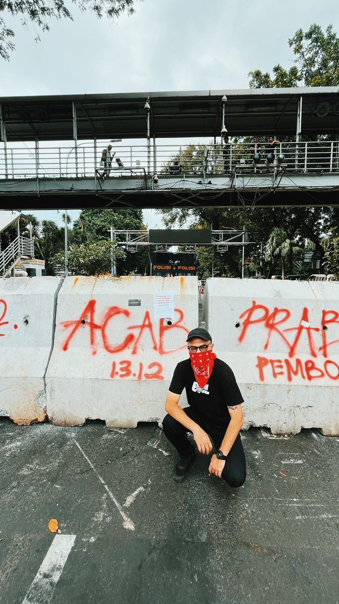 GraffitiRadical's tweet photo. Radical graffiti seen in Jakarta, Indonesia during the ongoing protests against the Armed Forces Bill that will integrate the Indonesian military into civilian state institutions. https://t.co/O0A2mrJC26