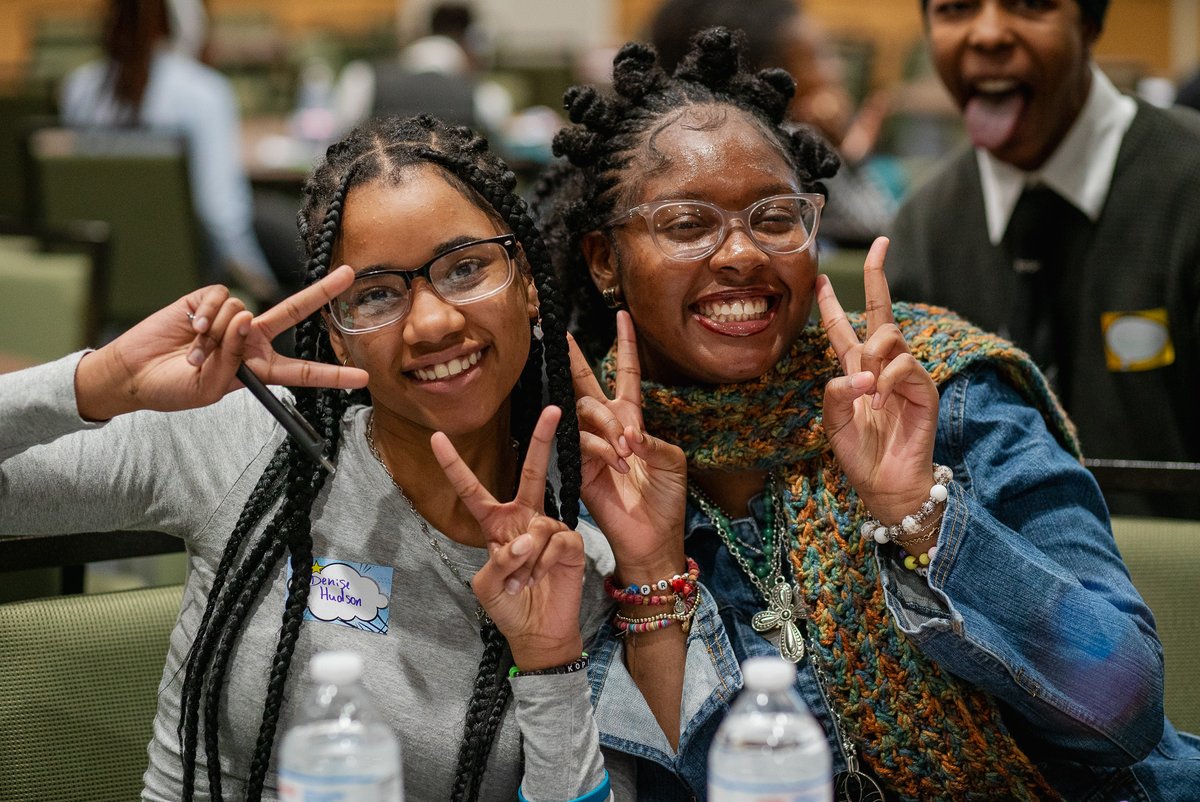 InsideOutDET's tweet image. The Detroit Youth Poetry Con was an unforgettable day of workshops, open mics, and community building.

Featured guests @brittanyroger_   @MoonsAtDusk brought their experiences as alumni+boundary-crossing artists to show teens what their creativity can make possible.