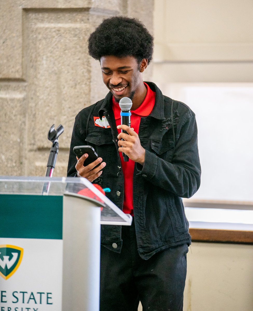 InsideOutDET's tweet image. The Detroit Youth Poetry Con was an unforgettable day of workshops, open mics, and community building.

Featured guests @brittanyroger_   @MoonsAtDusk brought their experiences as alumni+boundary-crossing artists to show teens what their creativity can make possible.