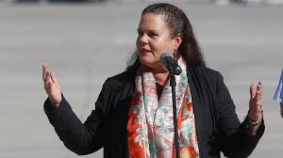 lnavarrete10's tweet photo. Digan lo que digan, hagan lo que hagan o rechacen mil acusaciones constitucionales, la ex ministra Maya Fernández Allende @Mayafernandeza al igual que su abuelo Salvador Allende y su tía Isabel Allende @IsabelAllendeB , violó de manera flagrante la constitución política. https://t.co/HGE9akPqgm