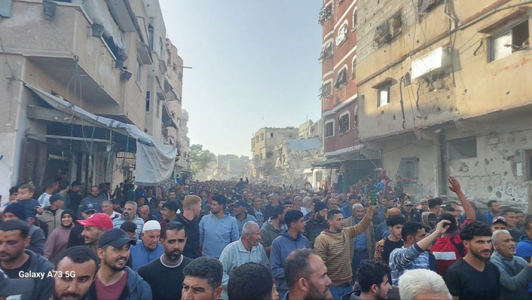 Hakeam_ps's tweet image. الناس تموت منذ أكثر من 17 شهرًا، وقد شهدوا كل أشكال العذاب والمجازر والإبادة - احترقت أجسادهم، وتبعثرت أشلاء أطفالهم حتى وصلت أعالي الجبال ، ومع ذلك، صمدوا حتى النهاية بلا سند ولا ملجأ، بينما العالم يتفرج.

عشنا المجاعة بأبشع صورها، ورأينا أطفالنا يذبلون تحت الحصار حتى فارقوا…