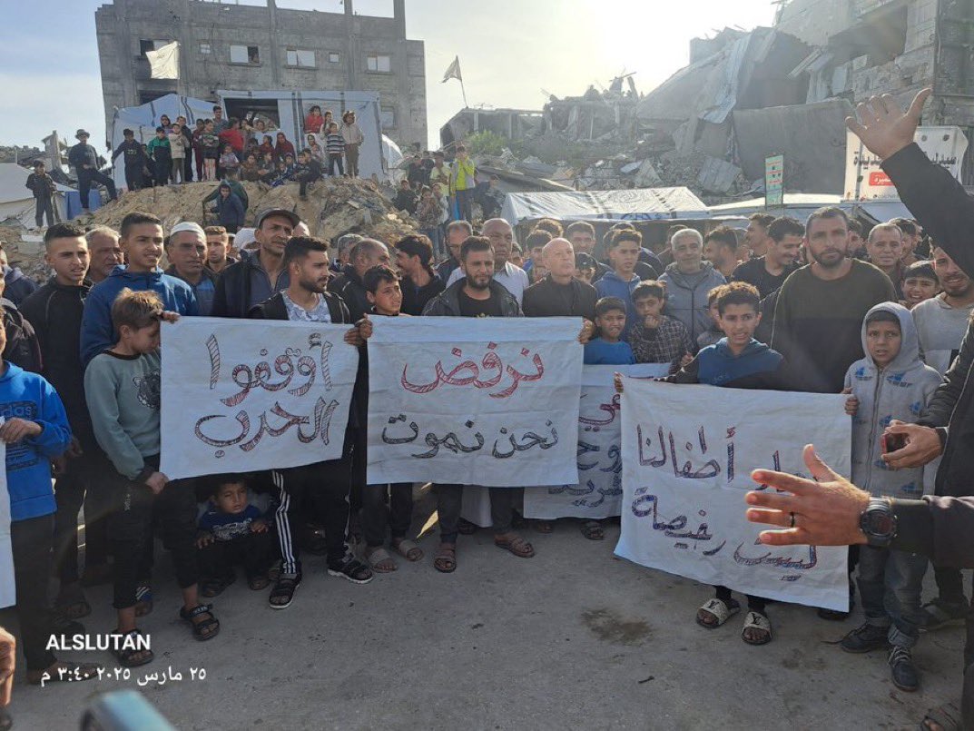 Hakeam_ps's tweet image. الناس تموت منذ أكثر من 17 شهرًا، وقد شهدوا كل أشكال العذاب والمجازر والإبادة - احترقت أجسادهم، وتبعثرت أشلاء أطفالهم حتى وصلت أعالي الجبال ، ومع ذلك، صمدوا حتى النهاية بلا سند ولا ملجأ، بينما العالم يتفرج.

عشنا المجاعة بأبشع صورها، ورأينا أطفالنا يذبلون تحت الحصار حتى فارقوا…