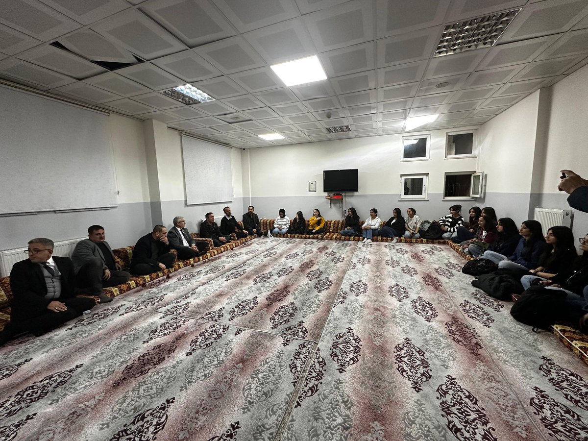 İftar programında Ziya Gökalp Anadolu Lisesi öğrencileriyle bir araya gelen İl Milli Eğitim Müdürümüz Yaşar Ciğer, iftar sonrası öğretmen ve öğrencilerle sohbet etti. 

<a href="/tcmeb/">Millî Eğitim Bakanlığı</a> <a href="/Yusuf__Tekin/">Yusuf Tekin</a> <a href="/batmanvaliligi/">Batman Valiliği</a> <a href="/yasarciger/">yasar ciğer</a>