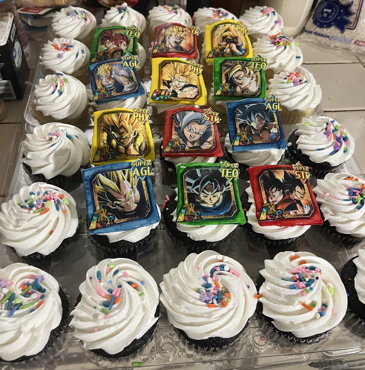 GodGinobko's tweet photo. My girlfriend got me dokkan cupcakes thanks @ngelbunny 😼 https://t.co/qt2HZLrxjJ