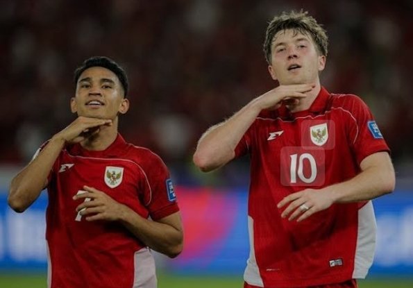 Inspirasi gaya foto Hari Raya Idul Fitri tahun ini adalah selebrasi gol Ole Romeny yang bermakna menjaga kepala tegak dengan kerja keras, percaya diri sendiri terutama dimasa masa sulit ! #oleromeny #Timnas #indonesia #pssi #kitagaruda #idulfitri