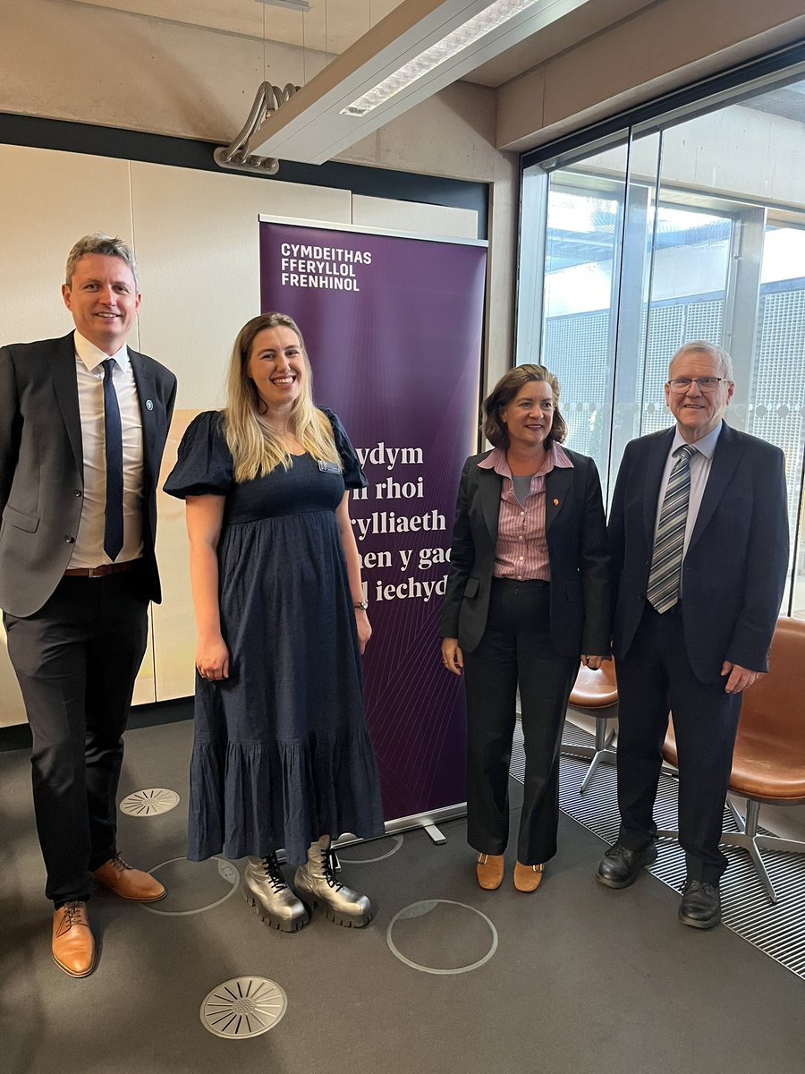 Royal Pharmaceutical Society Wales 🏴 (@rps_wales) on Twitter photo Diolch <a href="/PrifWeinidog/">Eluned Morgan</a> am gwrdd â ni heddiw i drafod canlyniadau ein harolwg lles gweithlu fferyllol.
Ar adeg pan fo rôl y tîm fferylliaeth yn datblygu, mae’n bwysig bod y seilwaith cywir fod yn ei le i gefnogi eu datblygiad proffesiynol a’u lles. Diolch <a href="/PrifWeinidog/">Eluned Morgan</a> am gwrdd â ni heddiw i drafod canlyniadau ein harolwg lles gweithlu fferyllol.
Ar adeg pan fo rôl y tîm fferylliaeth yn datblygu, mae’n bwysig bod y seilwaith cywir fod yn ei le i gefnogi eu datblygiad proffesiynol a’u lles.