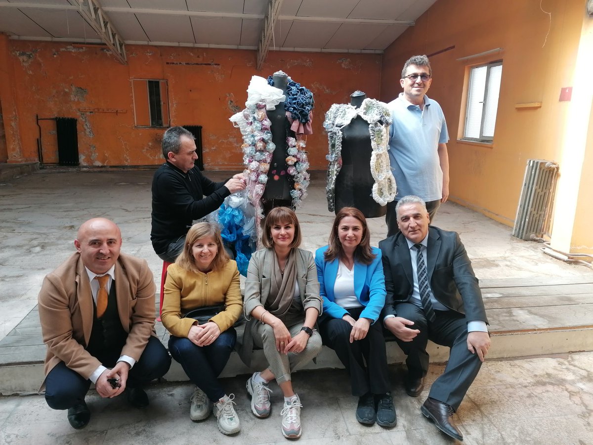 30 Mart Dünya Sıfır Atık Günü olması hasebiyle, Projesine destek veren. TOBB Amasya Moda Tasarımcısı Elif Kılıç hanım efendiyi Merzifon da Moda evinde İl Müdürlüğü olarak ziyaret ederek, atıkları geri dönüşüme kazandırdıkları için teşekkür ettik, Dünya Değişmeden, Biz Değişelim.