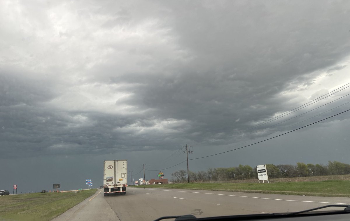 Tag123Random's tweet photo. Ominous skies north of Anna right now. @TxStormChasers @NBCDFWWeather @NWSFortWorth https://t.co/ho5cXYL1og