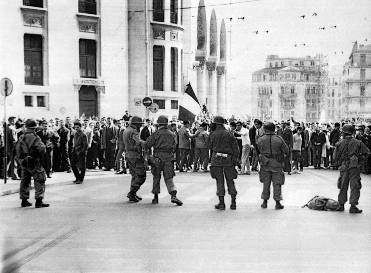 ⬛ Le 26 mars 1962, rue d’Isly à Alger.
Des Français non armés tombent sous les balles françaises, pour avoir voulu rester fidèles à leur terre et à leur patrie.

Fille et petite-fille de Pieds-Noirs, je porte en héritage leur douleur, leur exil, et leur immense amour de la
