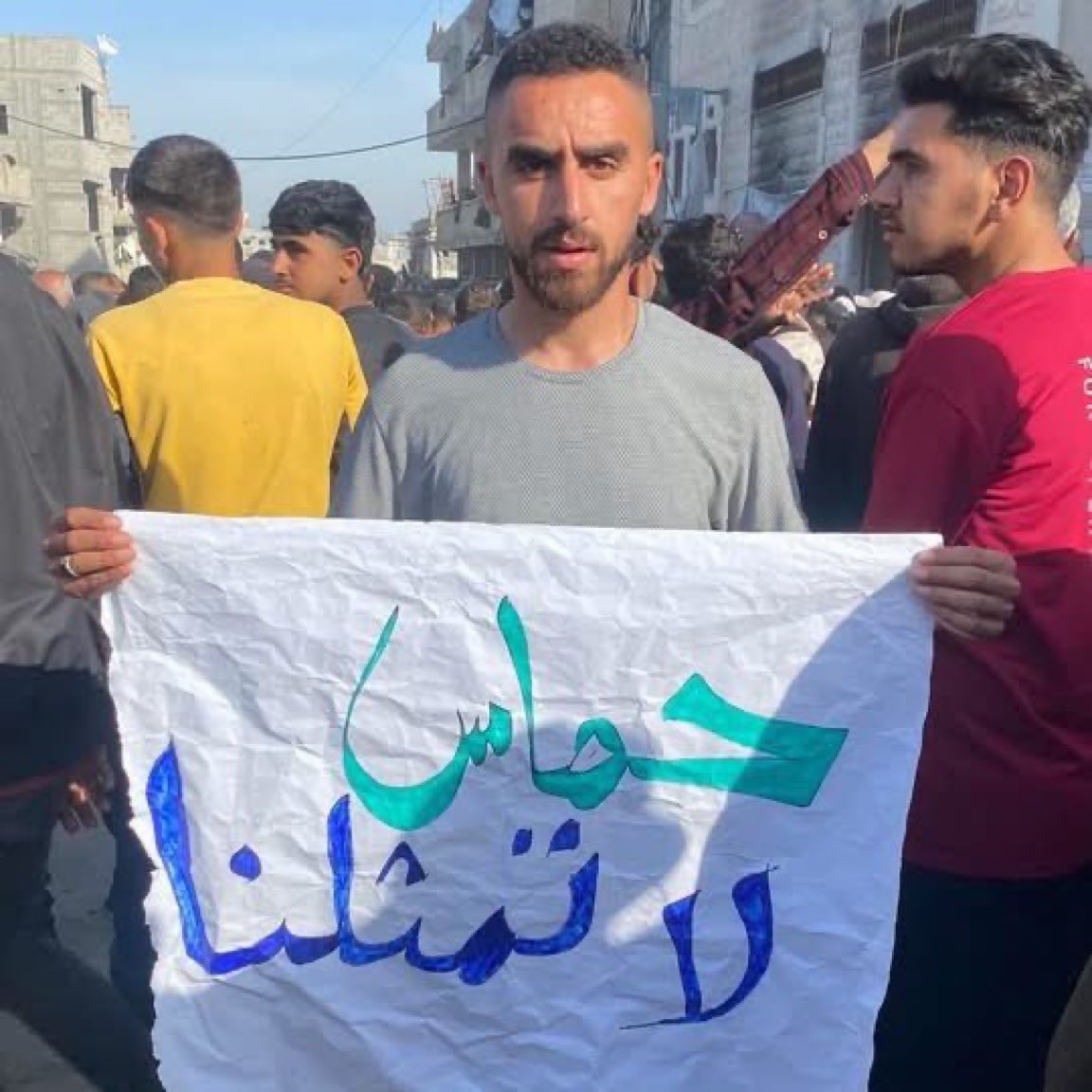 EYakoby's tweet image. A Palestinian in Gaza holds a banner:

“Hamas doesn’t represent us.”