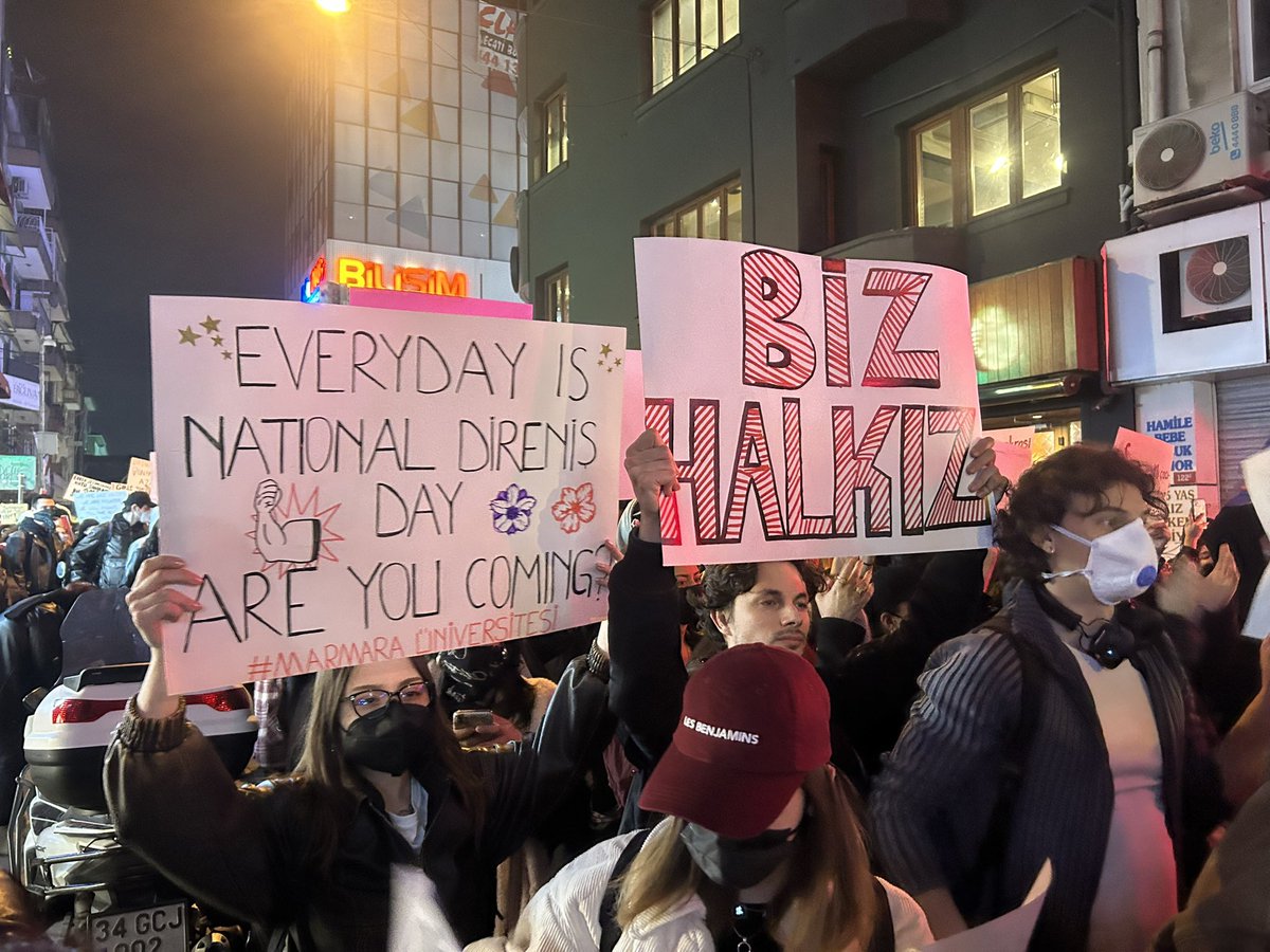 firatfstk's tweet photo. "korkma anne biz daha kalabalığız" https://t.co/6jF1JnQDZZ