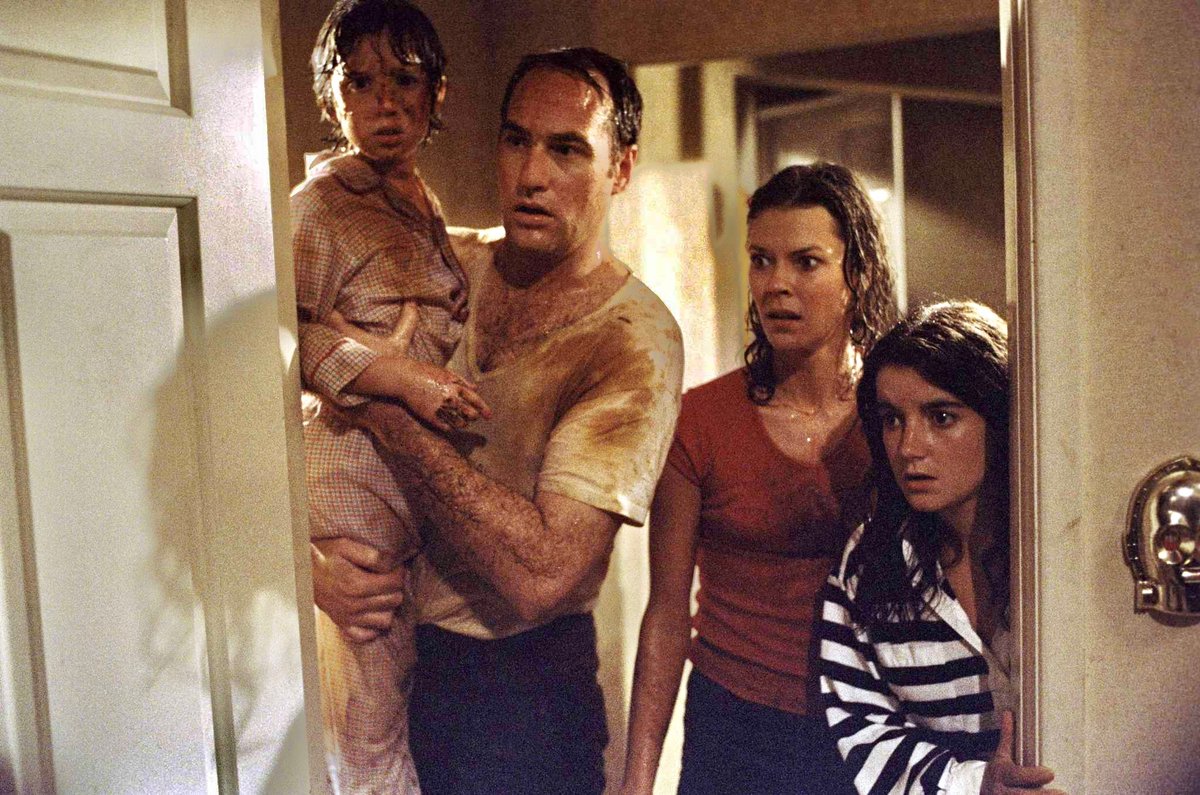 EugWSerra's tweet image. On June 4, 1982, Poltergeist first haunted theaters! #Poltergeist #TobeHooper #JoBethWilliams #CraigTNelson #HeatherORourke #DominiqueDunne #OliverRobins #ZeldaRubinstein #BeatriceStraight #JamesKaren #StevenSpielberg