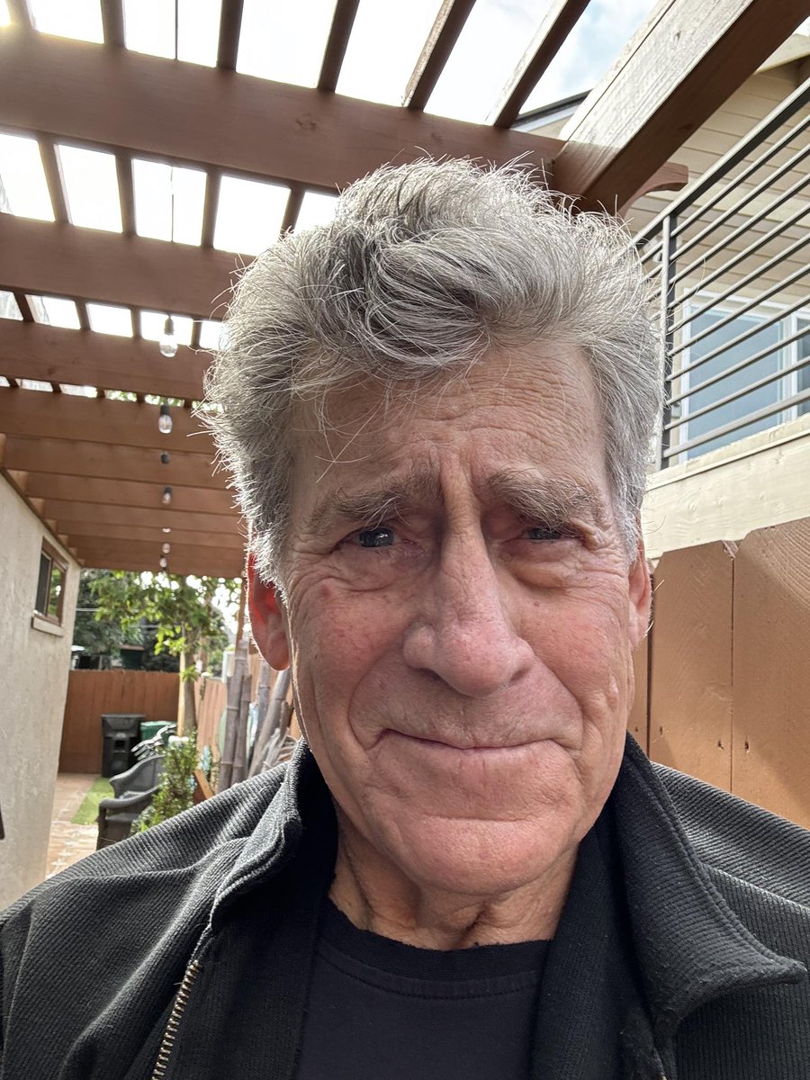 Recuerdo indeleble de mi niñez: completando un álbum de cromos de estrellas de TV, contemplo una foto de STARSKY Y HUTCH y pienso: "¿Quiénes son éstos?". Porque la serie aún no se había estrenado en España.
O sea, era mediados de 1977 y yo tenía 7 añitos.
¡Feliz cumple, Starsky!