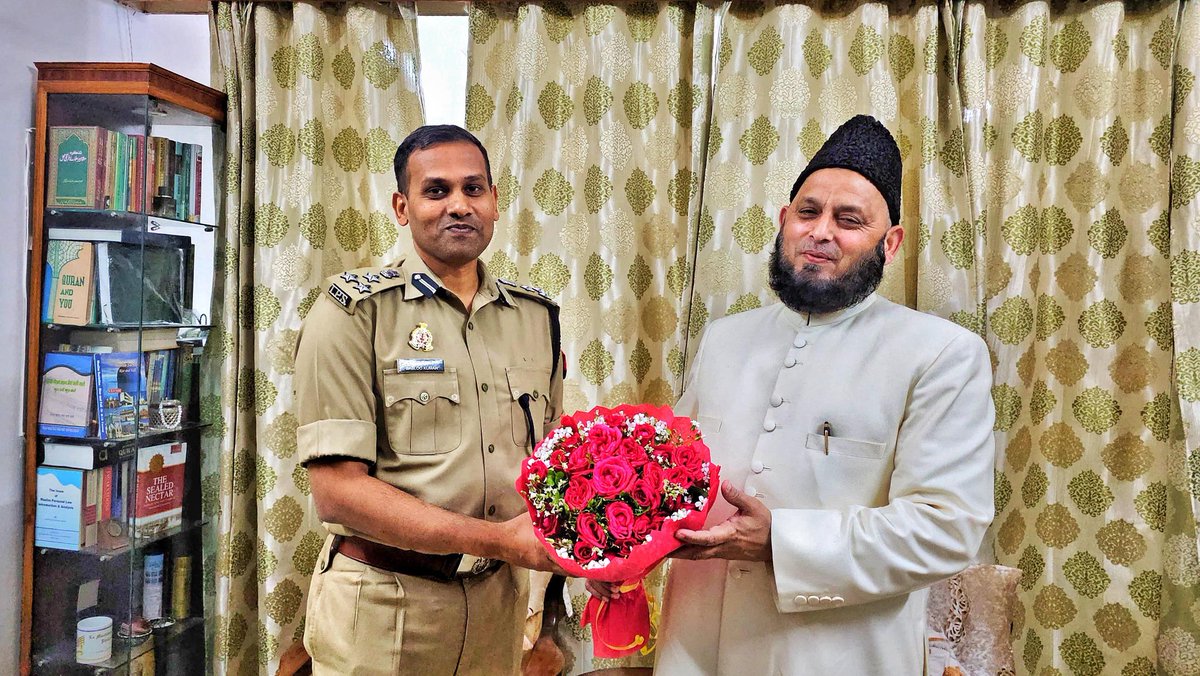 JCP L&O LUCKNOW (@lojcp) on Twitter photo Jt.CP L&O महोदय ने आगामी त्यौहार #ईद_उल_फितर व #अलविदा_जुमा के दृष्टिगत थाना क्षेत्र #चौक में DCP/ADCP West एवं अन्य अधिकारियों व धर्मगुरुओं के साथ पीस कमेटी की बैठक की एवं क्षेत्र में भ्रमण कर जनता से त्योहारों को सकुशल व आपसी सौहार्द एवं सहयोग से संपन्न कराने हेतु की अपील। Jt.CP L&O महोदय ने आगामी त्यौहार #ईद_उल_फितर व #अलविदा_जुमा के दृष्टिगत थाना क्षेत्र #चौक में DCP/ADCP West एवं अन्य अधिकारियों व धर्मगुरुओं के साथ पीस कमेटी की बैठक की एवं क्षेत्र में भ्रमण कर जनता से त्योहारों को सकुशल व आपसी सौहार्द एवं सहयोग से संपन्न कराने हेतु की अपील।