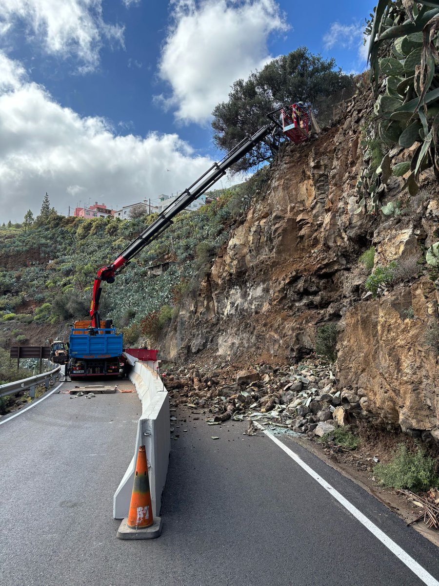 ❌ACTUALIZACIÓN ❌

Los trabajos avanzan según lo previsto, y hoy a las 19h  se habilitará el tramo afectado con un carril cerrado en la zona del desprendimiento y paso alternativo para la circulación.

(Continua hilo..🔽)