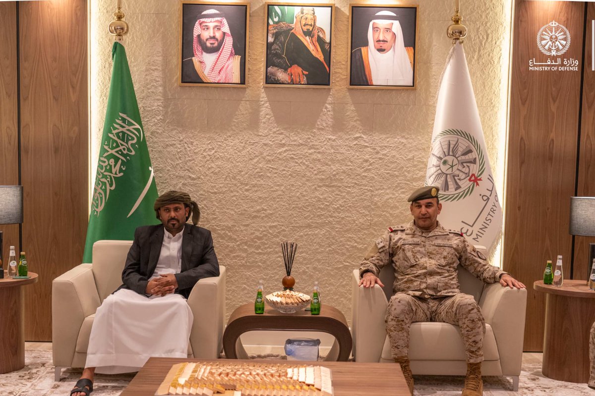 #عاجل
المصدر موقع وزارة الدفاع السعودية 

معالي قائد #القوات_المشتركة الفريق الركن فهد السلمان، يستقبل الشيخ عمرو بن حبريش العليي رئيس #حلف_قبائل_حضرموت رئيس مؤتمر حضرموت الجامع وكيل أول محافظة حضرموت، وذلك في مكتب معاليه بقيادة القوات المشتركة.
#يدا_بيد_السعودية_وحضرموت