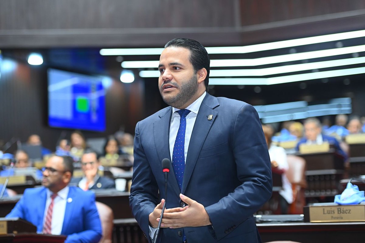 El diputado Rogelio Genao (<a href="/RogelioGenaoLz/">Rogelio Alfonso Genao</a>), como presidente de la Comisión Permanente de Cámara de Cuentas, felicita a los legisladores y a todo el personal técnico y de apoyo, que se entregaron en cada encuentro de la Comisión para la evaluación de los postulantes para la