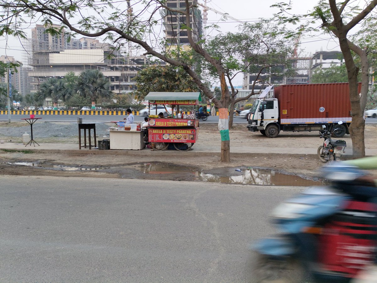 AJAYRASTOGI2010's tweet image. @OfficialGNIDA 
@CMOfficeUP 
@dmgbnagar 
Service road infront ofGreenArch society connection required with 130 meter road provision already there it will reduce accident at ek murthi chowk