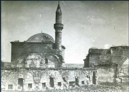 26 Mart 1913  Balkan Şehitlerini anma günü.....
Büyük bir yıkım ve hakaret..
Balkan Savaşının acı günlerinin tanıklarından Havsa Sokullu Camii o acı günlerde büyük bir yıkım ve hakakarete uğruyor.19 Ağustos 1913 yılında Havsa ya gelen ünlü yazar Pierre Loti makalesinde şunları