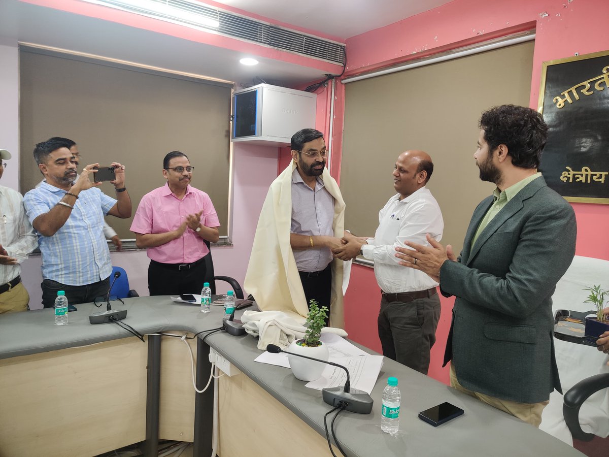 मं. का. लखनऊ की गृह पत्रिका खाद्य समृद्धि के प्रवेशांक का विमोचन नव-नियुक्त महाप्रबंधक (क्षेत्र) श्री प्रशांत शर्मा,IAS एवं  निवर्तमान महाप्रबंधक (क्षेत्र) श्री हरविंदर सिंह धालीवाल महोदय द्वारा  किया गया। 
इस दौरान श्री भानु प्रताप,मंडल प्रबंधक,DOलखनऊ  एवं अन्य स्टॉफ उपस्थित रहे