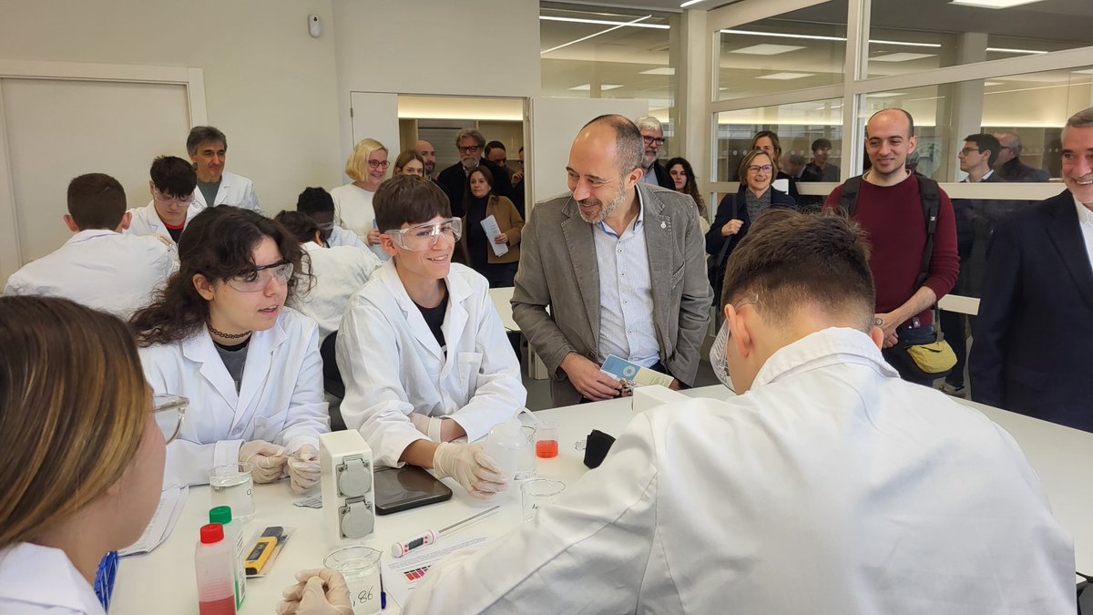 Marc Aloy Guàrdia 🎗 (@marc_aloy) on Twitter photo 🔬Estrenem el nou Espai de Ciència de l'escola <a href="/OmsidePrat/">Oms i de Prat</a> i presentem el seu nou programa de Batxillerat. Més oferta educativa de qualitat a la ciutat, amb espais amplis i laboratoris ben equipats, en una escola amb més de 50 anys d'història a #Manresa. Enhorabona i endavant! 🔬Estrenem el nou Espai de Ciència de l'escola <a href="/OmsidePrat/">Oms i de Prat</a> i presentem el seu nou programa de Batxillerat. Més oferta educativa de qualitat a la ciutat, amb espais amplis i laboratoris ben equipats, en una escola amb més de 50 anys d'història a #Manresa. Enhorabona i endavant!